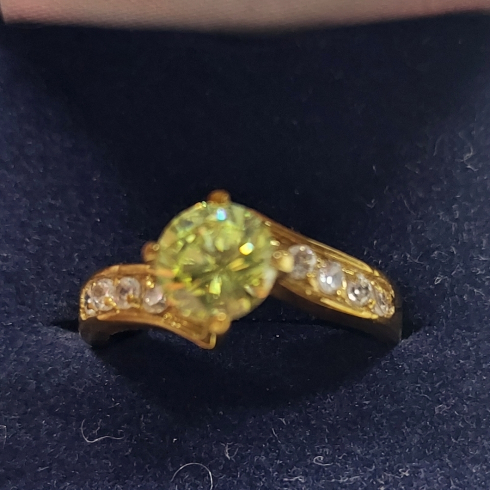 Elegant Gold and Green Gemstone Ring Size 9